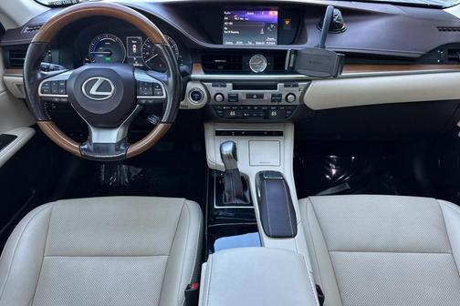 2017 Lexus ES 300h Base