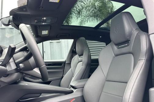Aventurine Green Metallic 2026 Porsche Macan Macan Electric
