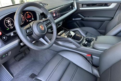 Chromite Black Metallic 2026 Porsche Cayenne Cayenne