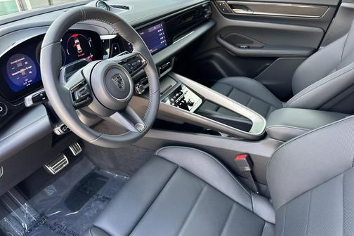 Aventurine Green Metallic 2026 Porsche Macan Macan Electric Turbo