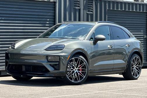 Aventurine Green Metallic 2026 Porsche Macan Macan Electric Turbo