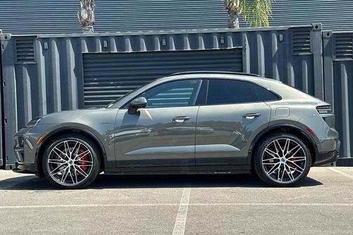 Aventurine Green Metallic 2026 Porsche Macan Macan Electric Turbo