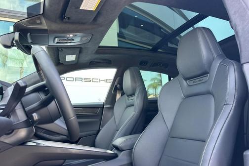 Aventurine Green Metallic 2026 Porsche Macan Macan Electric Turbo