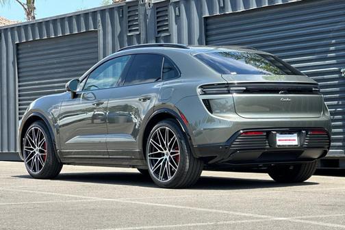 Aventurine Green Metallic 2026 Porsche Macan Macan Electric Turbo