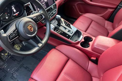 2022 Porsche Macan Base (PDK)