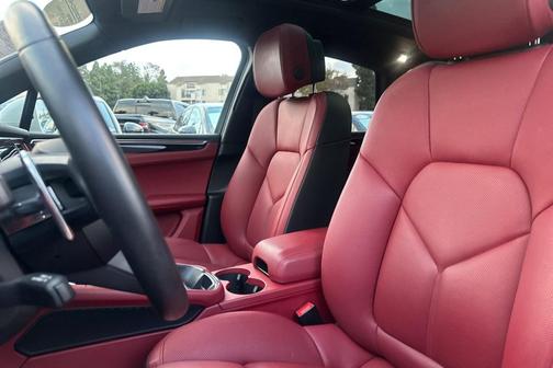 2022 Porsche Macan Base (PDK)