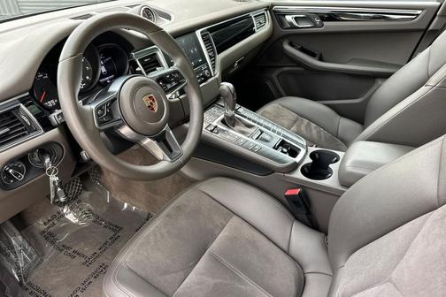 2017 Porsche Macan Base (PDK)