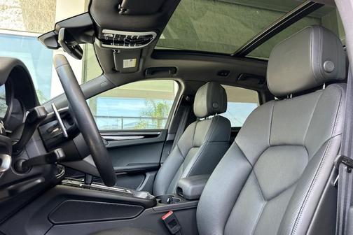 Carrara White Metallic 2022 Porsche Macan Macan