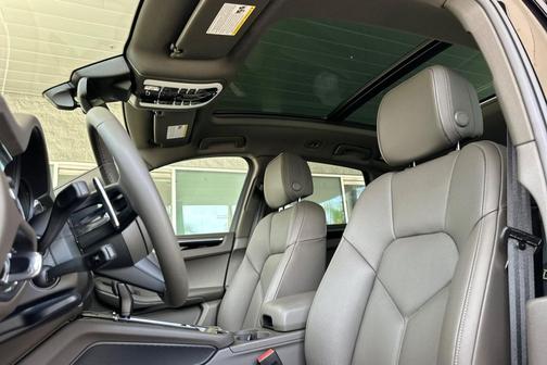 Jet Black Metallic 2026 Porsche Macan Macan