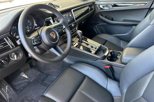 2025 Porsche Macan AWD