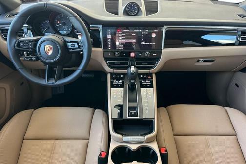 Gentian Blue Metallic 2026 Porsche Macan Macan