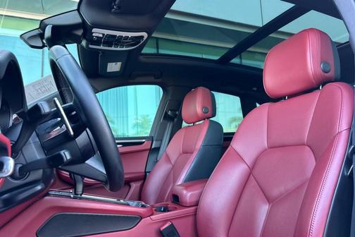 2022 Porsche Macan Base (PDK)