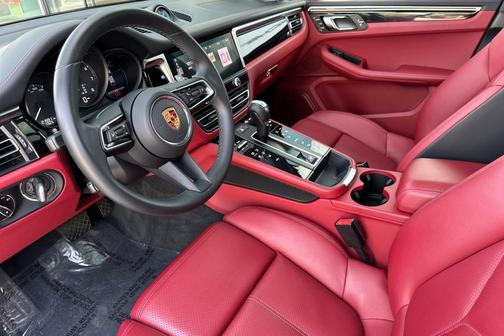 2022 Porsche Macan Base (PDK)