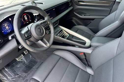 2025 Porsche Macan Turbo