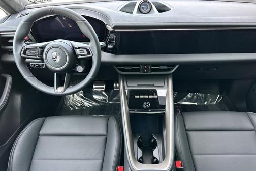 2025 Porsche Macan Turbo