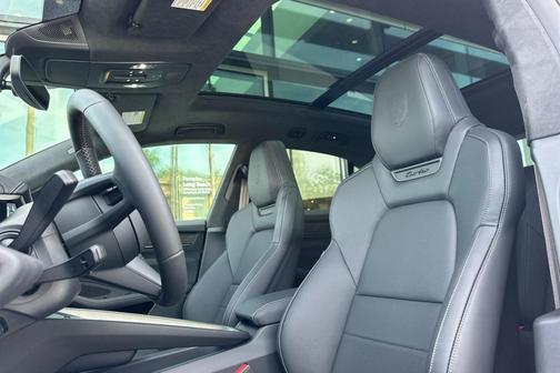 2025 Porsche Macan Turbo