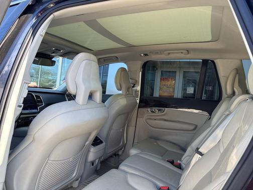 2016 Volvo XC90 T6 Momentum