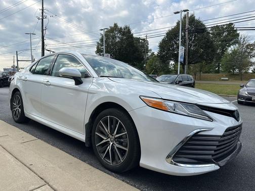 2022 Toyota Camry Hybrid XLE