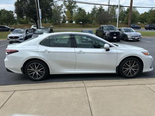 2022 Toyota Camry Hybrid XLE