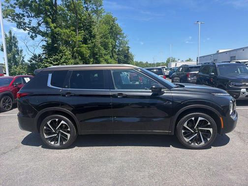 Black Diamond/Deep Bronze Metallic 2023 Mitsubishi Outlander SEL S-AWC