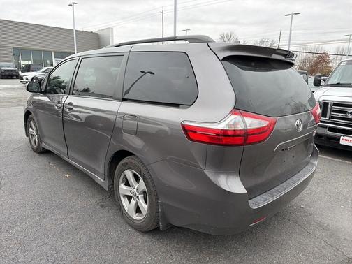 2019 Toyota Sienna LE