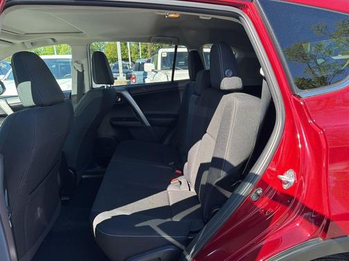 Blizzard Pearl 2018 Toyota RAV4 XLE