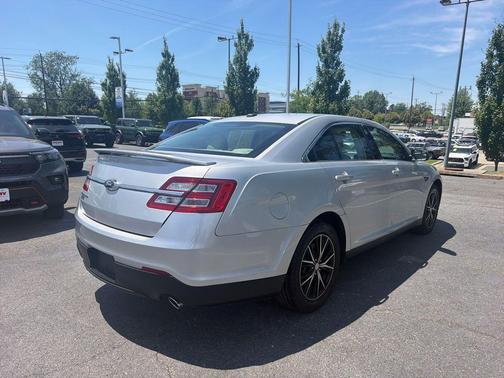 Ingot Silver 2018 Ford Taurus SE