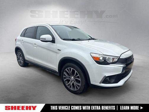 Diamond White Pearl 2017 Mitsubishi Outlander Sport 2.4 SE