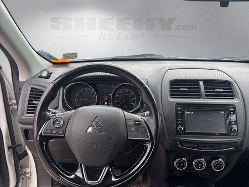 Diamond White Pearl 2017 Mitsubishi Outlander Sport 2.4 SE