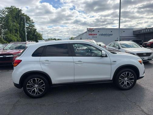 Diamond White Pearl 2017 Mitsubishi Outlander Sport 2.4 SE