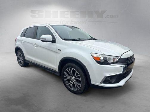 Diamond White Pearl 2017 Mitsubishi Outlander Sport 2.4 SE