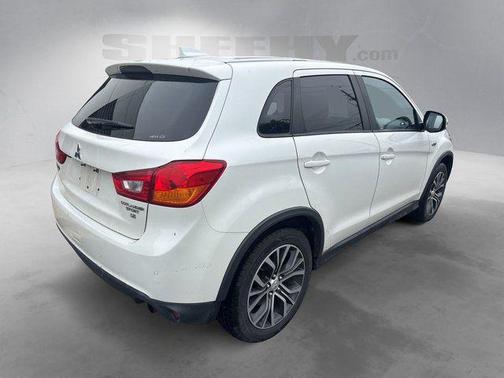 Diamond White Pearl 2017 Mitsubishi Outlander Sport 2.4 SE