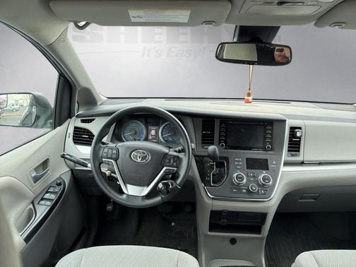 2018 Toyota Sienna LE