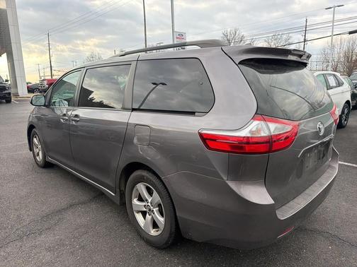 2018 Toyota Sienna LE