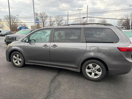 2018 Toyota Sienna LE