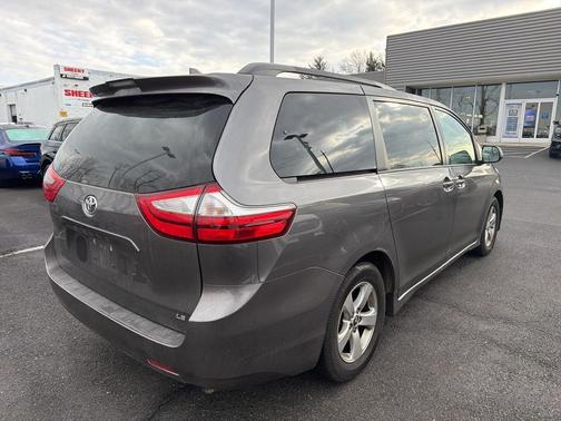 2018 Toyota Sienna LE