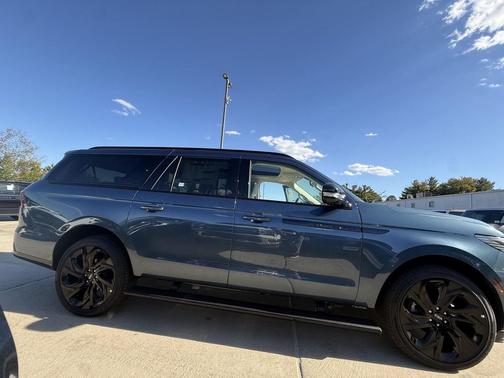 Nocturnal Blue Metallic Clearcoat 2027 Lincoln Navigator Reserve