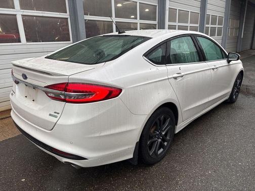 White Platinum 2018 Ford Fusion SE
