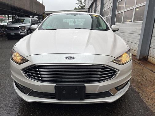 White Platinum 2018 Ford Fusion SE