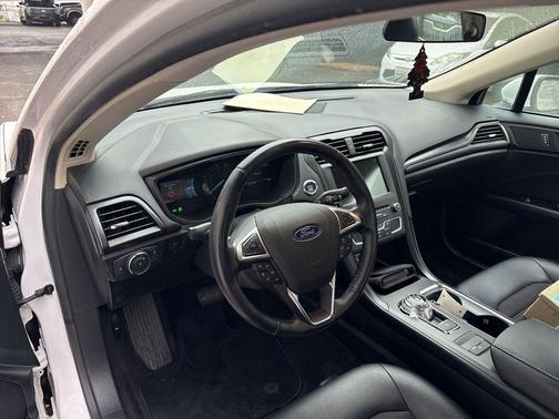 White Platinum 2018 Ford Fusion SE