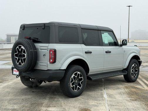 Avalanche Gray 2026 Ford Bronco Outer Banks