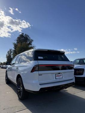 Pristine White Metallic Tri-Coat 2026 Lincoln Navigator Reserve