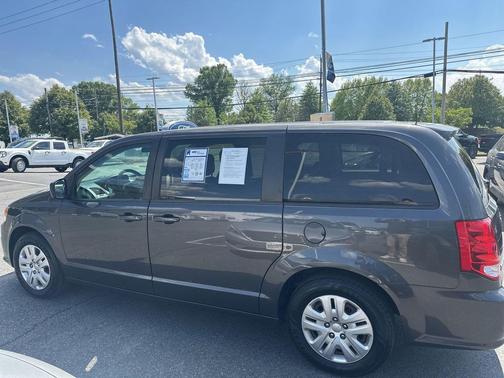 Granite Pearlcoat 2018 Dodge Grand Caravan SE