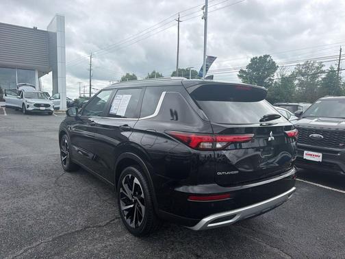 Labrador Black Metallic 2023 Mitsubishi Outlander SE S-AWC