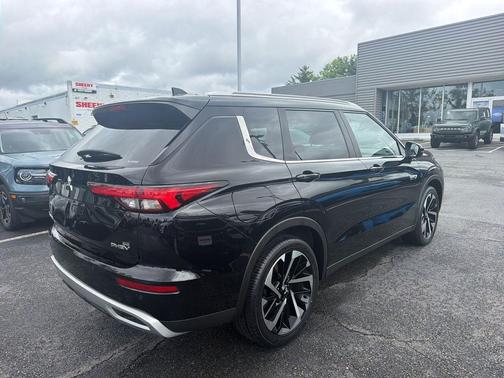 Labrador Black Metallic 2023 Mitsubishi Outlander SE S-AWC
