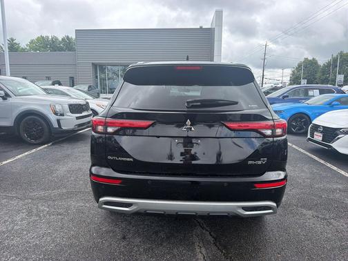 Labrador Black Metallic 2023 Mitsubishi Outlander SE S-AWC