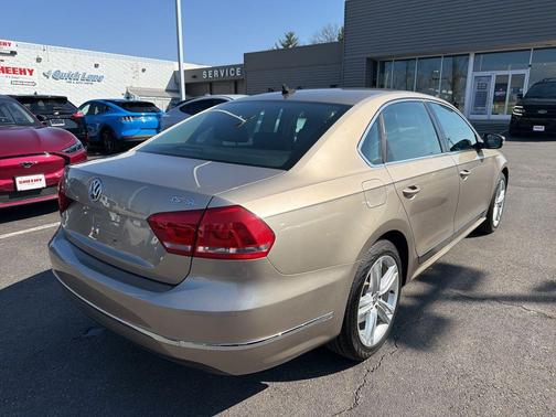 2015 Volkswagen Passat 1.8T Auto SE w/Sunroof & Nav
