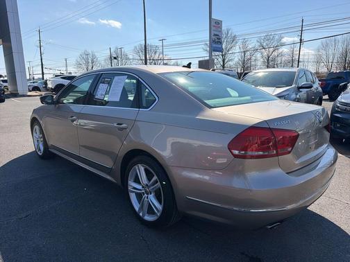 2015 Volkswagen Passat 1.8T Auto SE w/Sunroof & Nav