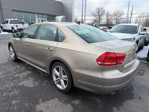 2015 Volkswagen Passat 1.8T Auto SE w/Sunroof & Nav