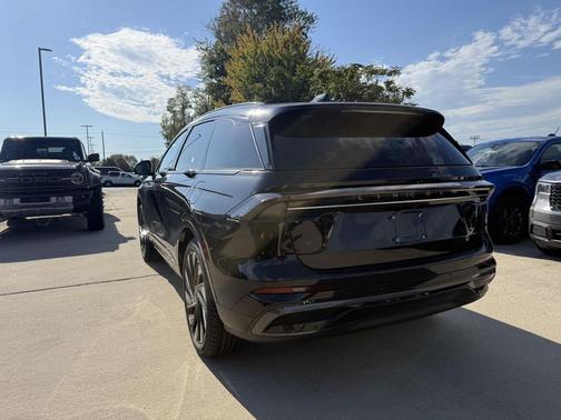 Infinite Black Metallic Clearcoat 2026 Lincoln Nautilus Reserve
